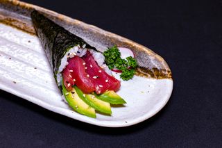 102. Temaki De Atún Y Aguacate (1 Ud.)