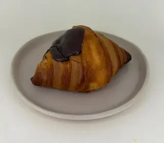 Croissant con crema di nocciola e cacao