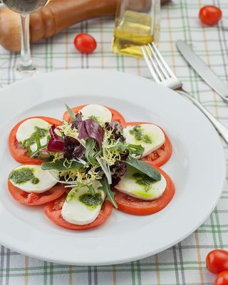 Салат "Капрезе" с сыром Моцарелла и томатами