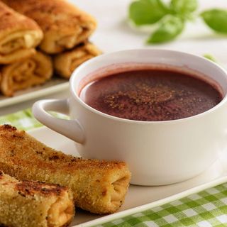 Czerwony barszczyk z pasztecikiem