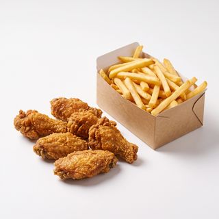 Alitas de pollo 6 unidades  y unas patatas