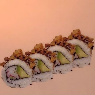  97 Uramaki de cangrejo con aguacate y cebolla frita (8 pzs.)
