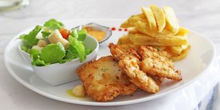 Pescado con Papas y Ensalada