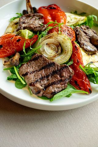 Salată la grătar cu carne de vițel