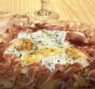 Huevos Rotos Con Veloute De Jamón.
