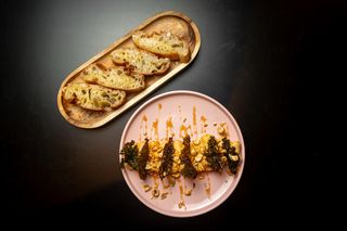 Hummus De Kimchi Con Kale Crujiente Y Cacahuate Tostado