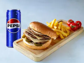 Trodupli halapenjo burger, pomfit i Pepsi