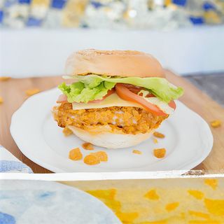 Crispy Chicken Burger /Бургер Хрупкаво пиле (550г)+КАМЕНИЦА(500мЛ)