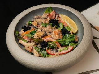 ТЕПЛИЙ САЛАТ З МОРЕПРОДУКТАМИ В ВЕРШКОВО-ТРЮФЕЛЬНОМУ СОУСІ (400g)