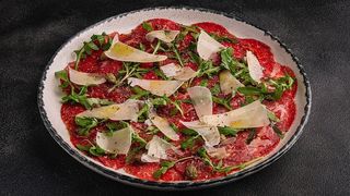 Карпачо з яловичини з пармезаном та руколою (170 г)