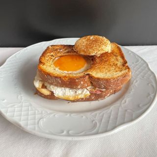 Sandwich mixto con huevo