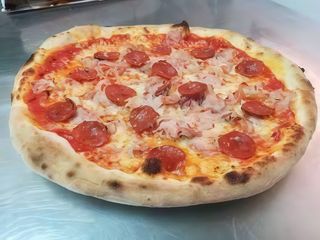 Pizza prosciutto e salame piccante