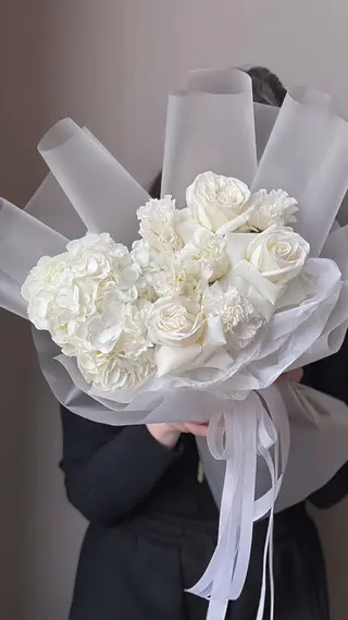 Buchet hortensie si trandafiri alb