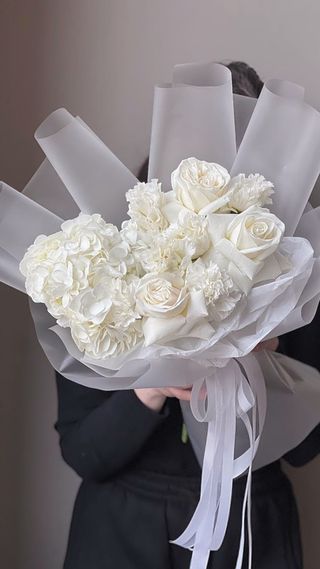 Buchet hortensie si trandafiri alb