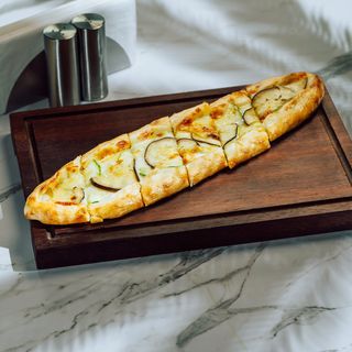 Sebzeli kasarli pide