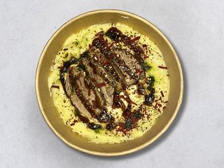 Filet z kaczki z purée ziemniaczano-selerowym i sosem cebulowym 360g. (na gorąco) (360g)