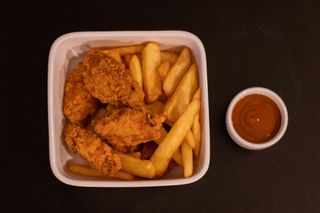 2. Skrzydełka 5 szt. z frytkami 200g + 1 sos