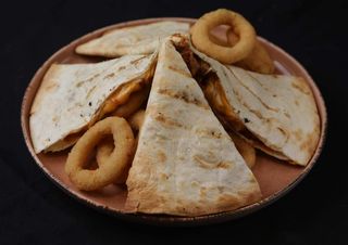 Кесадия с бавно печено дърпано свинско и лучени кръгчета