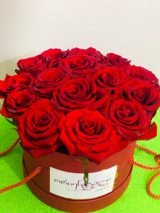 წითელი ვარდების კოლოფი