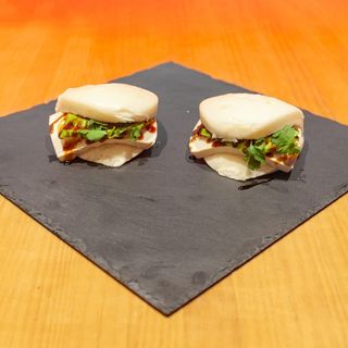 Baos de aguacate, tofu y salsa teriyaki.