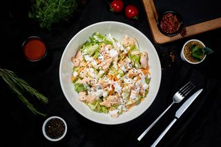 Salată cu somon marinat