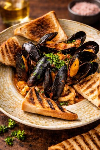 Midii în sos de vin alb