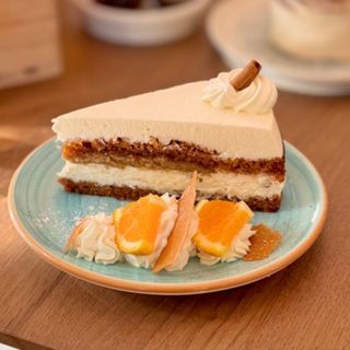 Цяла торта Морковена с боровинки - 12 парчета