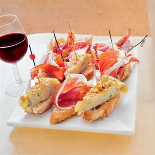 Tortilla De Jamón Con Ensalada