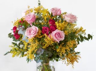 Bouquet di rose e mimose