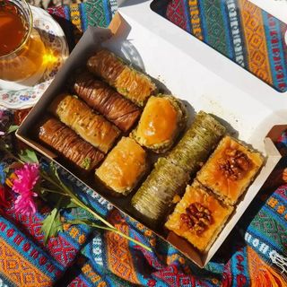 Сет из пахлавы с грецким орехом и фисташками средняя упаковка