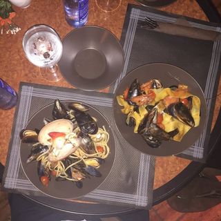 Linguini con langostinos y mejillones en salsa de tomate fresco
