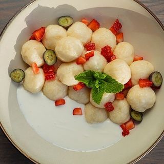 Ліниві вареники зі сметаною і ягодами, 200 г