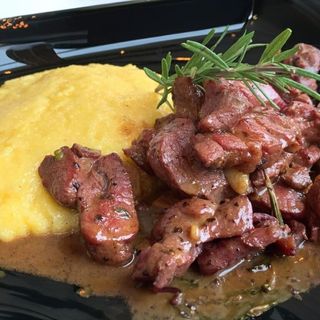 Pastramă de oaie la tigaie cu mămăligă