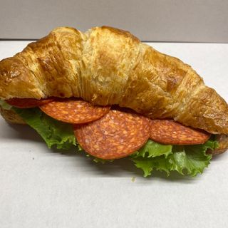 Croissant z salami ,sałatka,sos