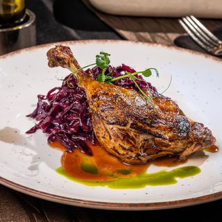 Pulpa de rata confiata cu varza rosie brezata, sos de vin rosu