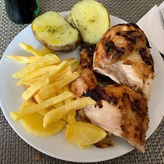 Medio Pollo A La Brasa con Patatas