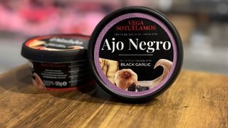 Krem z sera owczego z czarnym czosnkiem