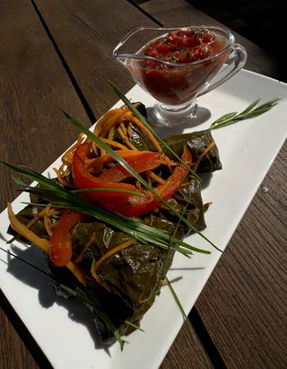 Веганська долма з кіноа та фаршем під соусом сальса