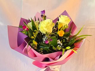 Buchet 3 trandafiri albi 6 frezii