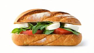 Panino con mozzarella di bufala, pomodoro fresco e rucola