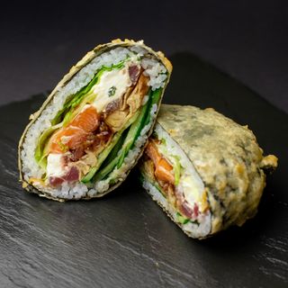 Суші-бургер з лососем та тунцем