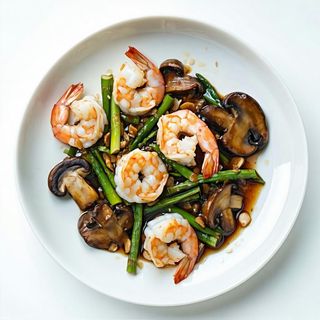 Gamberi saltati con funghi e bambù