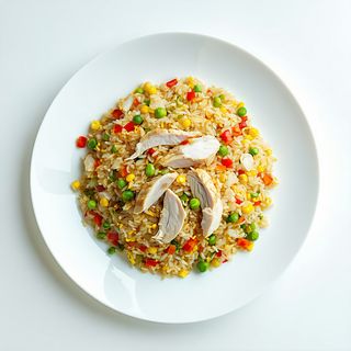 Orez prăjit cu carne de pui, ou si legume