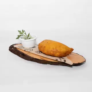 EMPANADA DE POLLO GUISADO Y QUESO