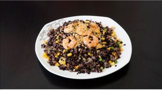 Arroz integral negro con gambas