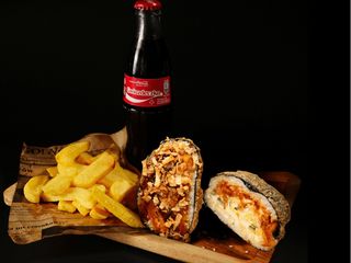 SUSHIBURGER PIECZONY TUŃCZYK SRIRACHA MENU