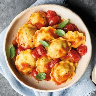 Ravioli gamberi e mozzarella con datterini e zest di limone
