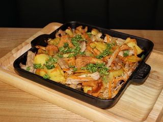 Пательня зі свининою та лисичками (400g)