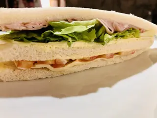 Cotto, fontina, pomodoro ramato, insalata, salsa tartara