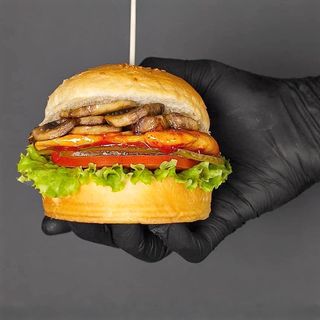 Куриный стейк бургер с грибами